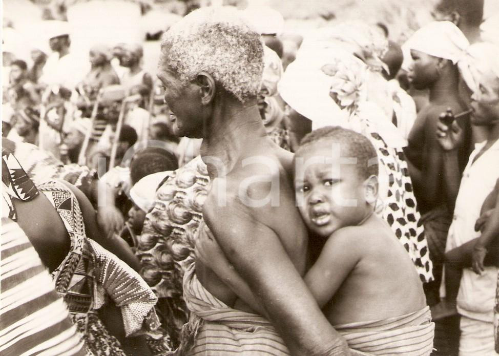 Fotografia d epoca originale 1970 ca KORHOGO COSTA D AVORIO Anziana indigena accudisce bambino FOTO 12x9 cm 1