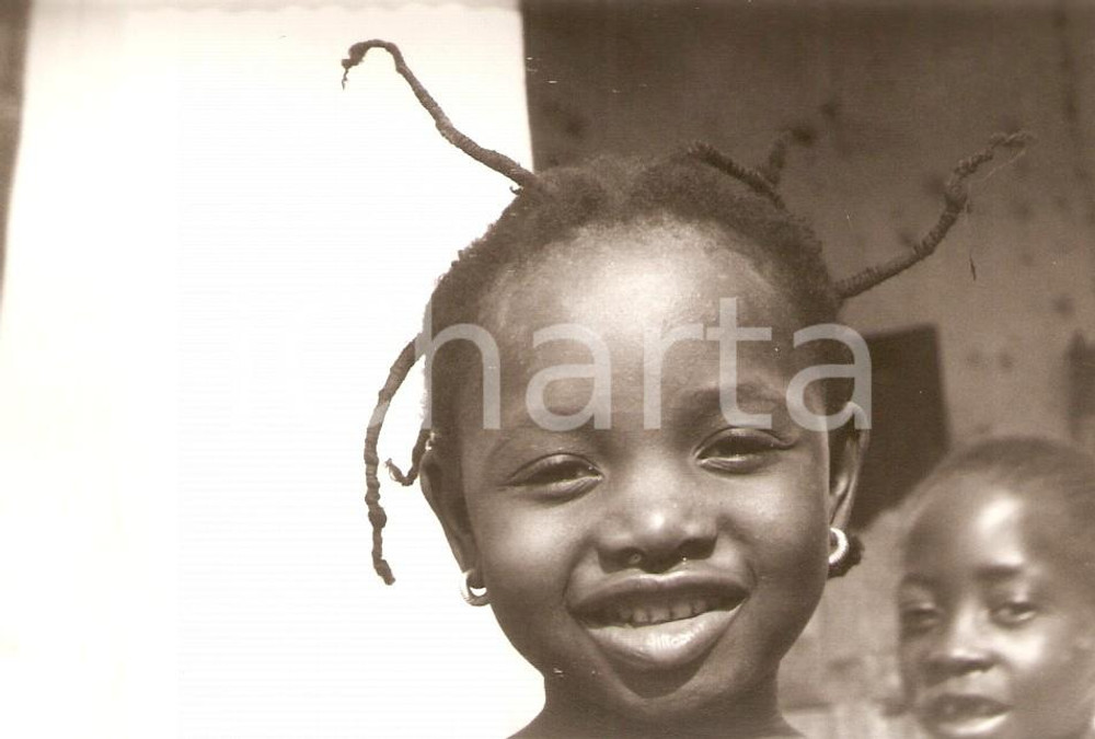 Fotografia d epoca originale 1970 ca KORHOGO COSTA D AVORIO Bambina con acconciatura tradizionale FOTO 12x9 1