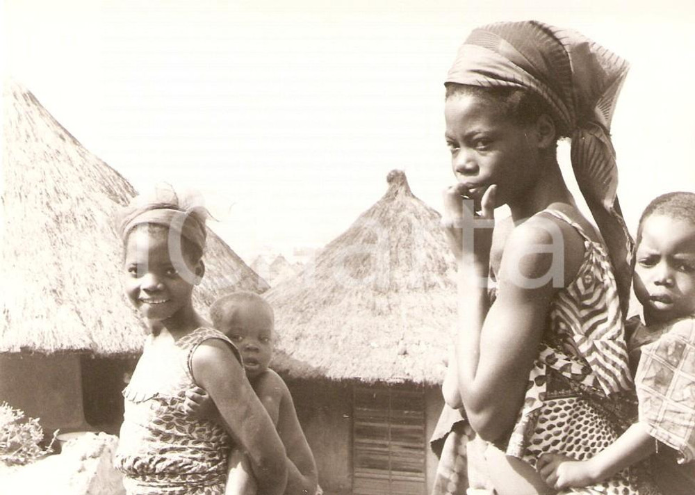 Fotografia d epoca originale 1970 ca KORHOGO COSTA D AVORIO Ragazze indigene accudiscono bambini Foto 12x9 1
