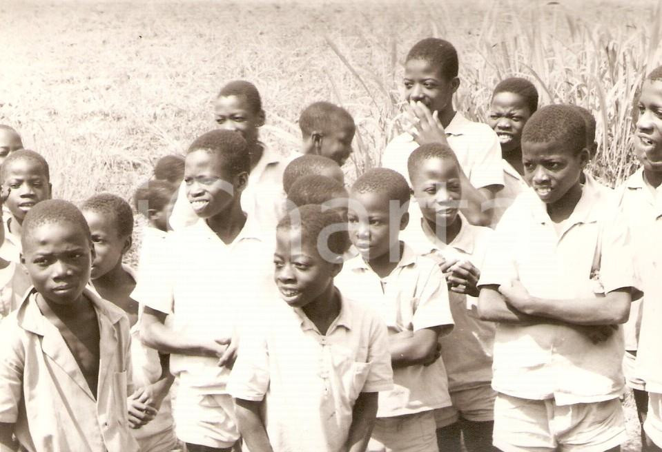 Fotografia d epoca originale 1970 ca KORHOGO COSTA D AVORIO Gruppo di scolari in divisa Fotografia 12x9 cm 1