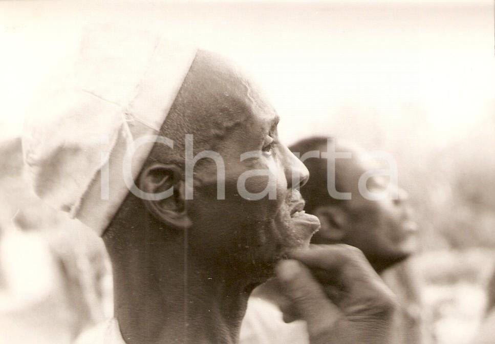 Fotografia d epoca originale 1970 ca KORHOGO COSTA D AVORIO Ritratto anziano con copricapo tradizionale 1