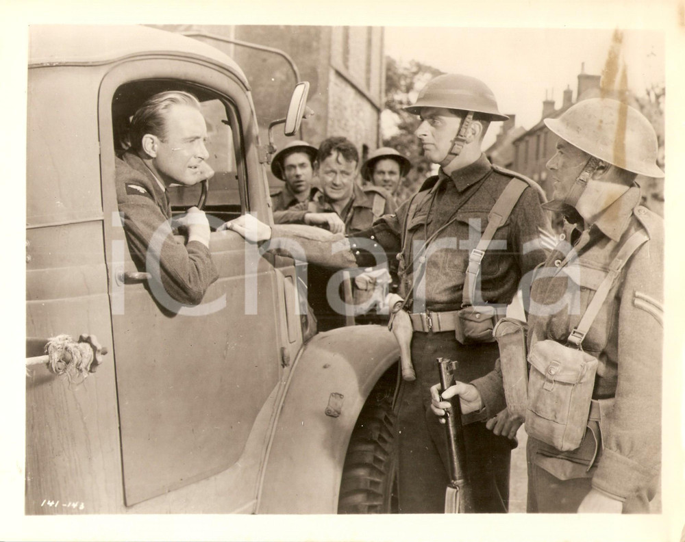 Fotografia d epoca originale 1958 CINEMA  DUNKERQUE Camionetta avvicina gruppo di militari Foto di scena 1