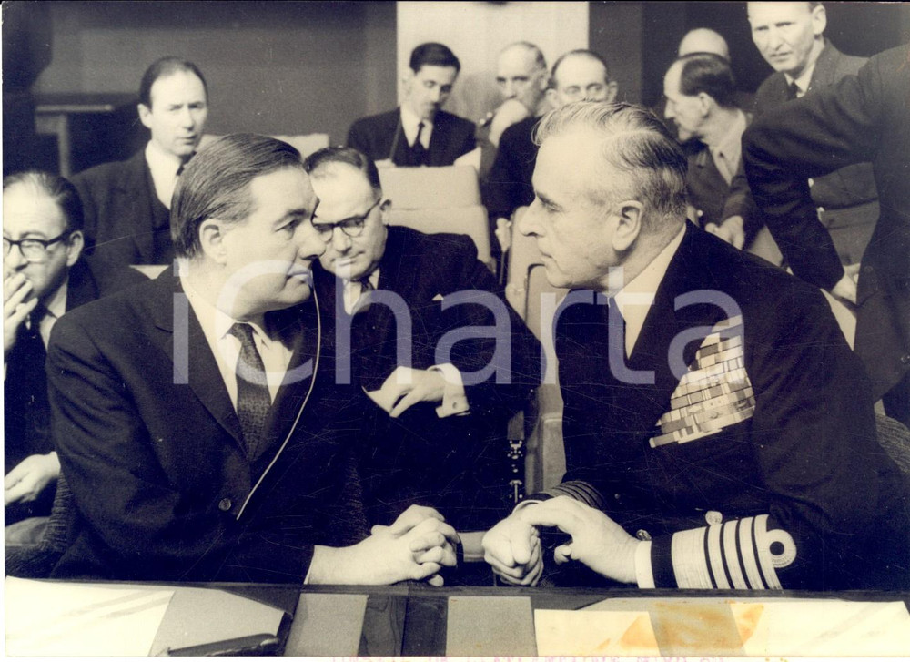 Fotografia d epoca originale 1964 Consiglio NATO James CALLAGHAN e l ammiraglio Louis MOUNTBATTEN Foto 1