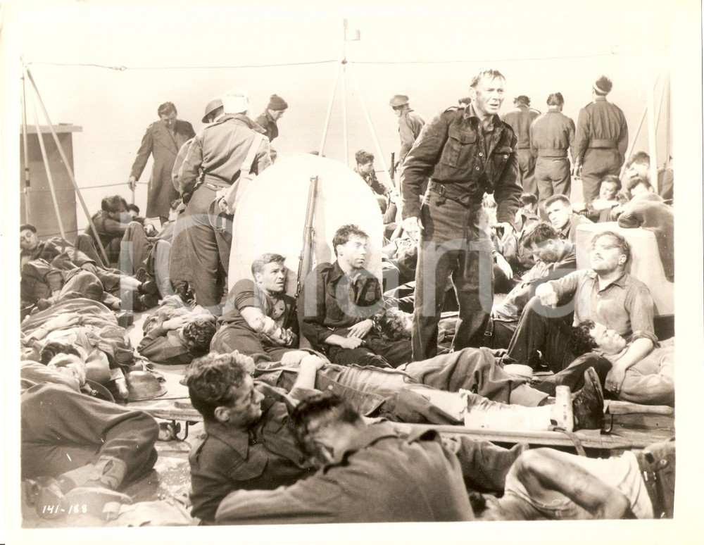 Fotografia d epoca originale 1958 CINEMA  DUNKERQUE John MILLS e i soldati dopo la battaglia FOTO DI SCENA 1