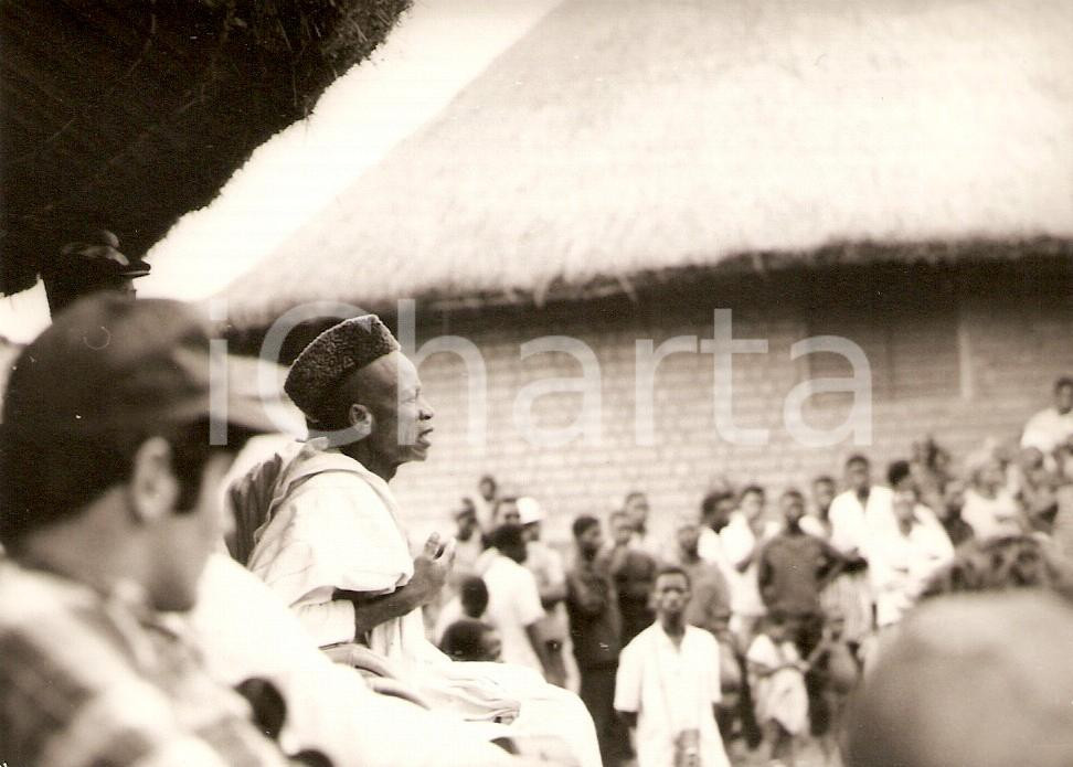 Fotografia d epoca originale 1970 ca KORHOGO COSTA D AVORIO Capo villaggio tiene discorso Fotografia 12x9 1