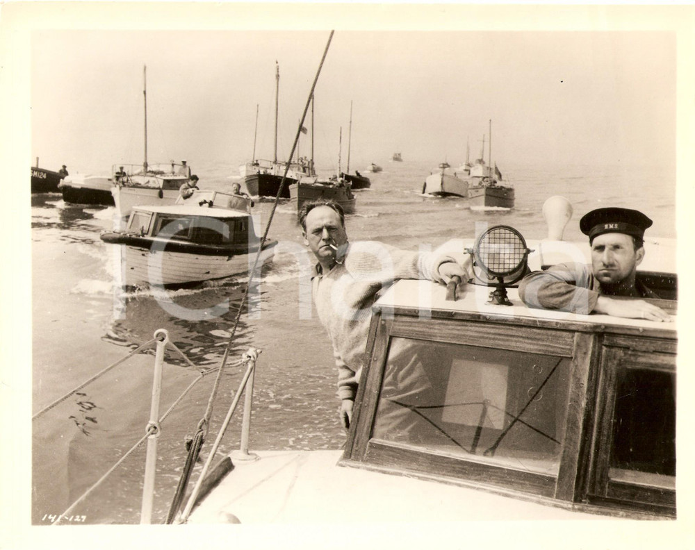 Fotografia d epoca originale 1958 CINEMA  DUNKERQUE Robert URQUHART di vedetta su motoscafo Marina Militare 1