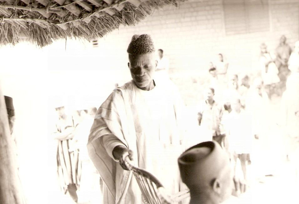 Fotografia d epoca originale 1970 ca KORHOGO COSTA D AVORIO Ritratto del capo villaggio Foto 12x9 cm 1