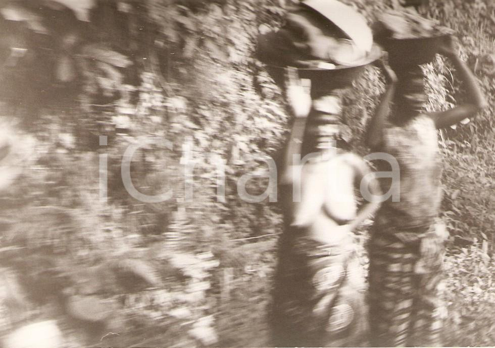 Fotografia d epoca originale 1970 ca KORHOGO COSTA D AVORIO Indigene trasportano cibo al villaggio Foto 1