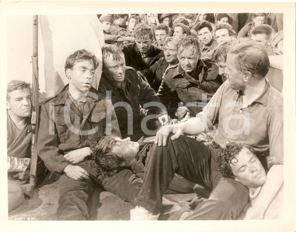 Fotografia d epoca originale 1958 CINEMA  DUNKERQUE Militari a riposo dopo la battaglia Regia Leslie NORMAN 1