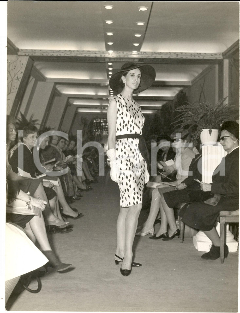 Fotografia d epoca originale 1966 PARIS MODA PRIMAVERA VINTAGE Modella con abito a rombi e guanti bianchi 1