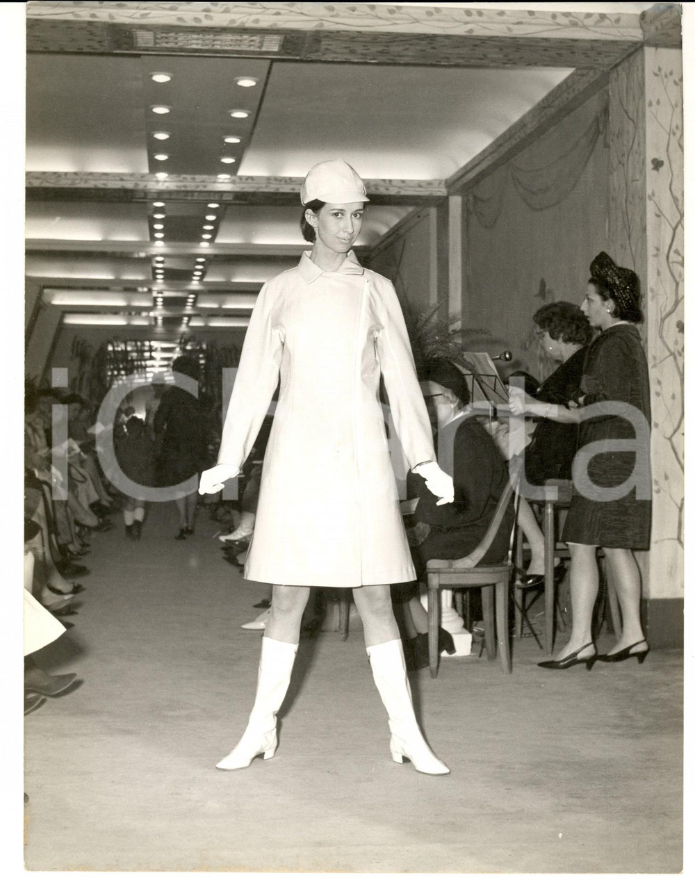 Fotografia d epoca originale 1966 PARIS MODA PRIMAVERA VINTAGE Modella con cappottino in vernice bianca 1