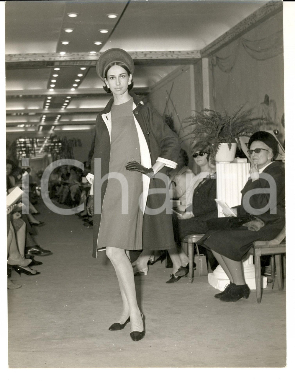Fotografia d epoca originale 1966 PARIS MODA INVERNO VINTAGE Modella con tubino e cappotto scuro Foto 1