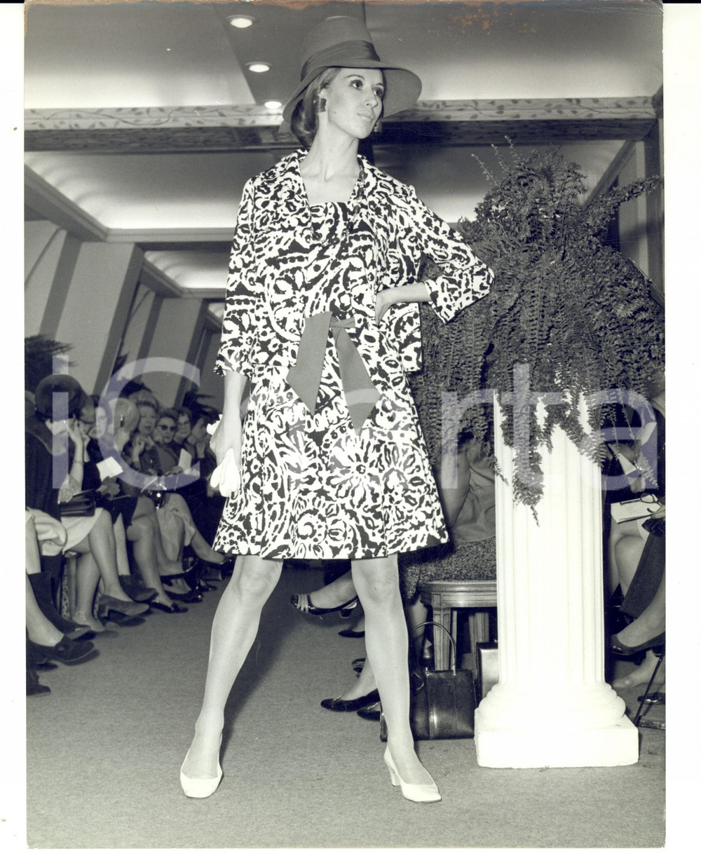 Fotografia d epoca originale 1965 ca PARIS MODA VINTAGE Modella sfila con abito fantasia e cintura morbida 1