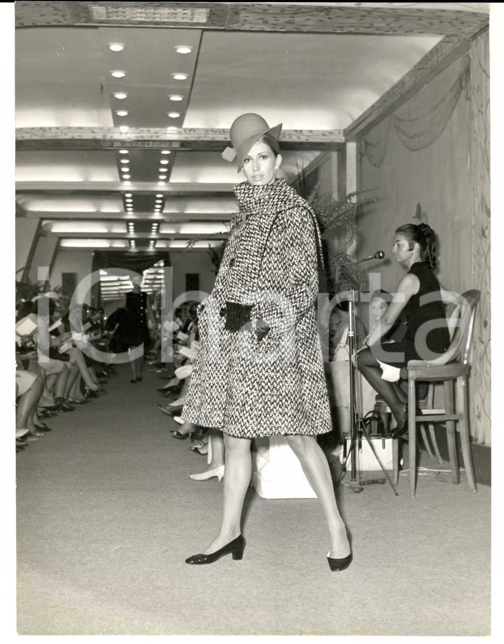 1965 ca PARIS MODA INVERNO VINTAGE Modella sfila con cappotto spigato