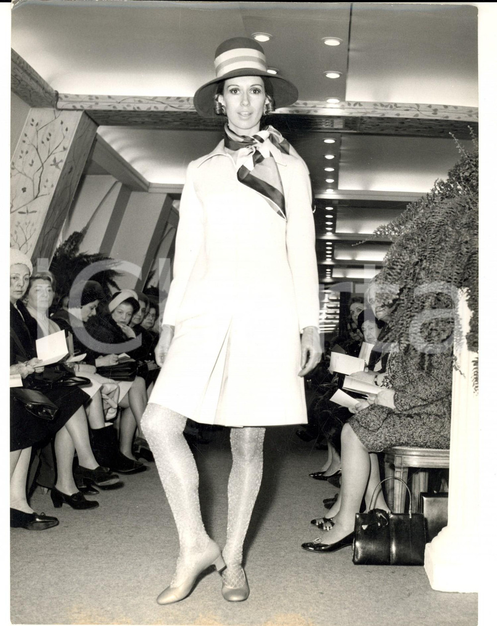 Fotografia d epoca originale 1965 ca PARIS MODA VINTAGE Modella indossa completo bianco e collant dorati 1