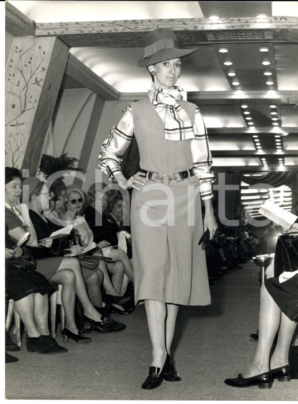 Fotografia d epoca originale 1965 ca PARIS MODA VINTAGE Modella sfila con abito e camicia a quadretti 1