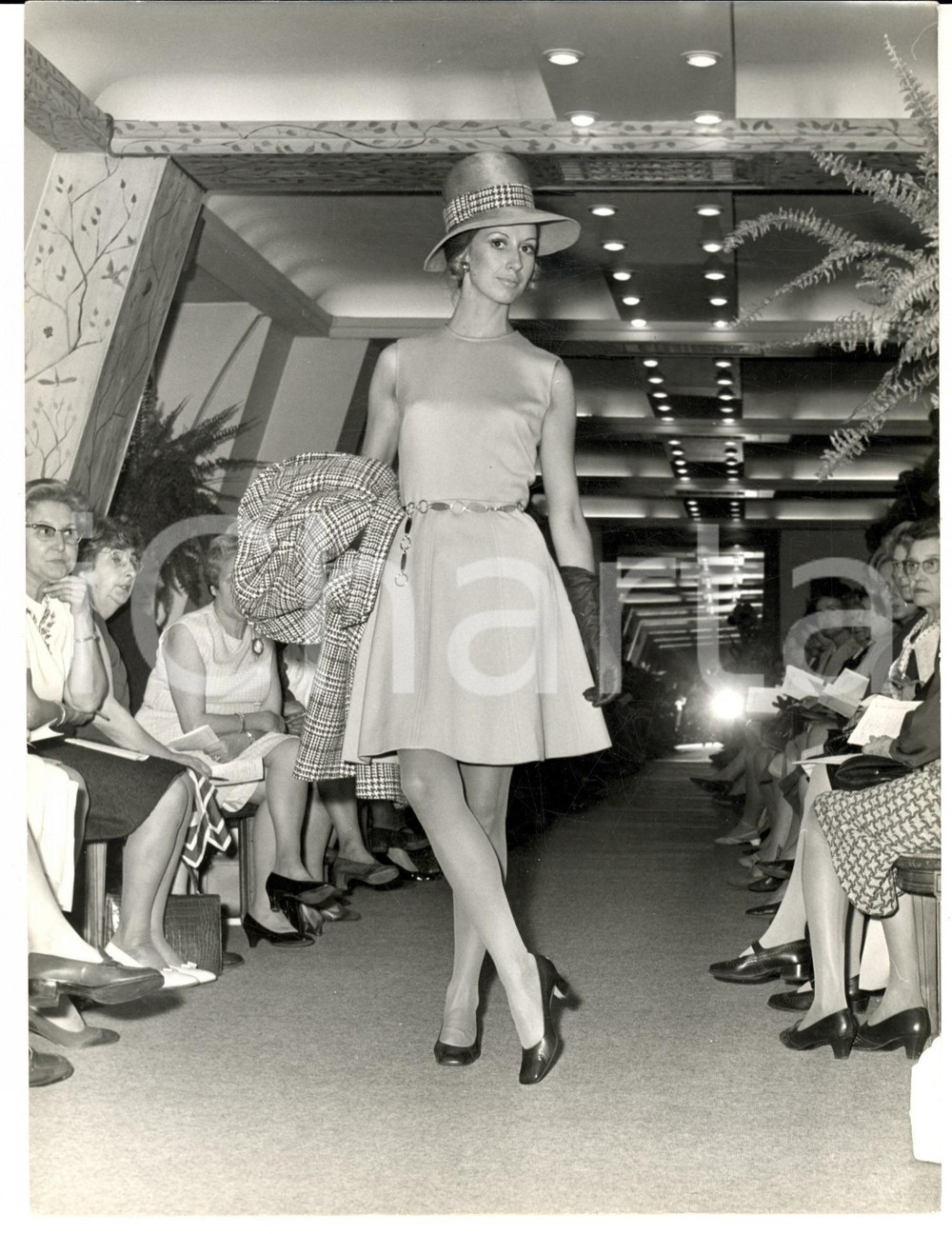 Fotografia d epoca originale 1965 ca PARIS MODA INVERNO Modella con tubino crema e cappotto a quadretti 1