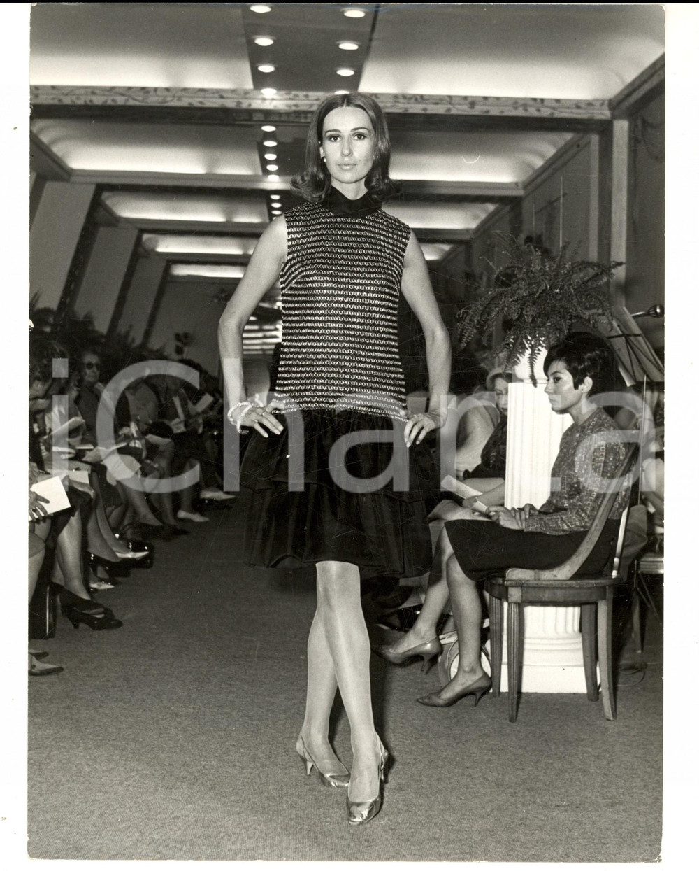 Fotografia d epoca originale 1965 ca PARIS MODA INVERNO Modella con tubino smanicato e corpetto a righe 1