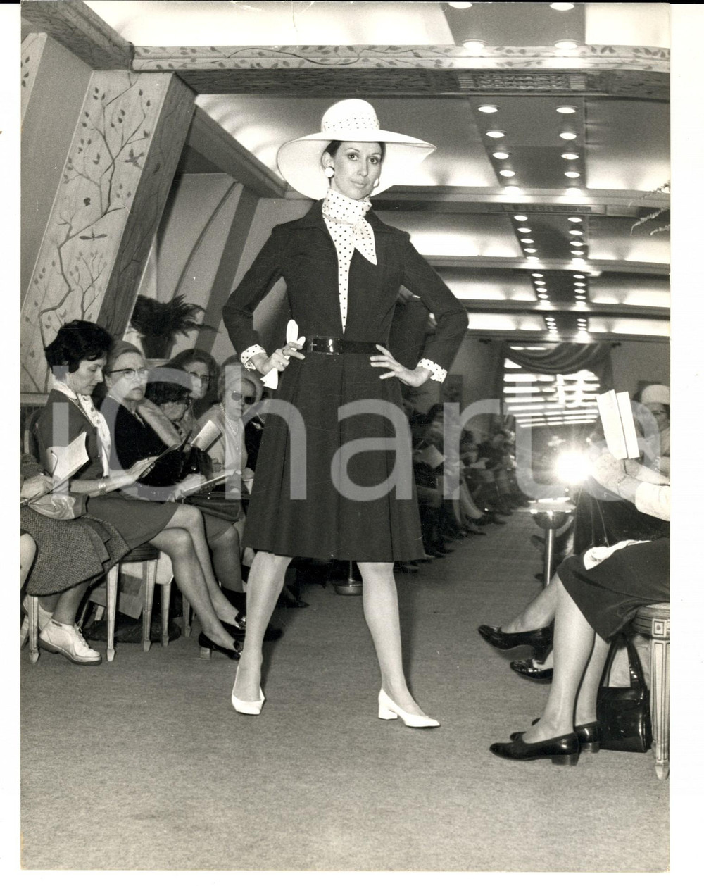 Fotografia d epoca originale 1965 ca PARIS MODA VINTAGE Modella sfila con abito nero e camicetta a pois 1