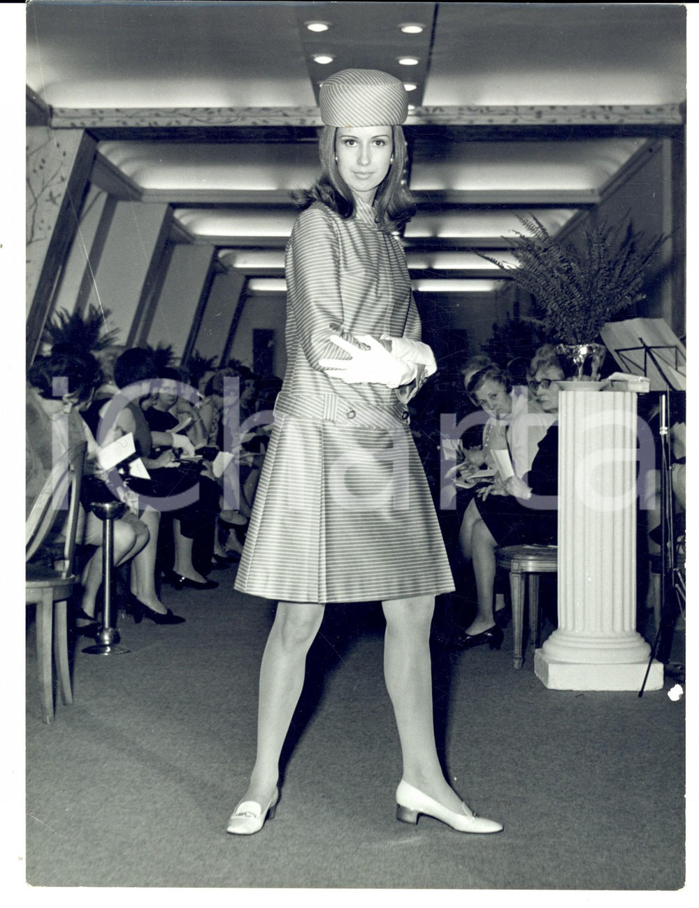 Fotografia d epoca originale 1966 PARIS MODA PRIMAVERA VINTAGE Modella indossa abito a righe orizzontali 1