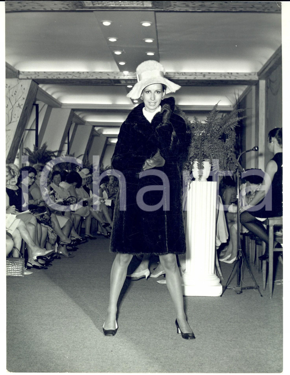 Fotografia d epoca originale 1965 ca PARIS MODA VINTAGE Modella sfila con pelliccia e cappello chiaro 1
