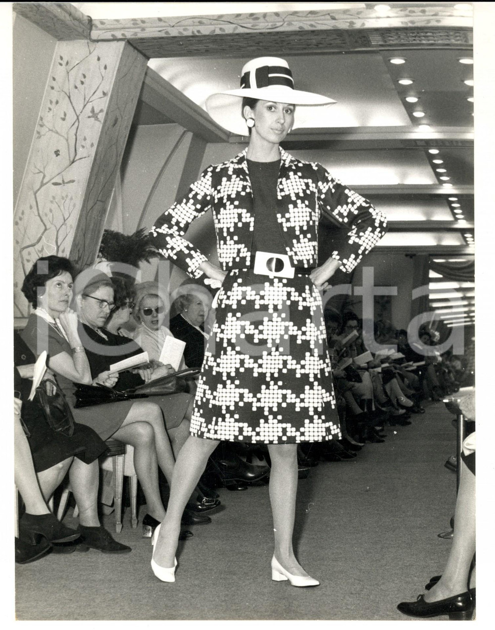 Fotografia d epoca originale 1965 ca PARIS MODA VINTAGE Modella con tailleur fantasia bianco e nero 1