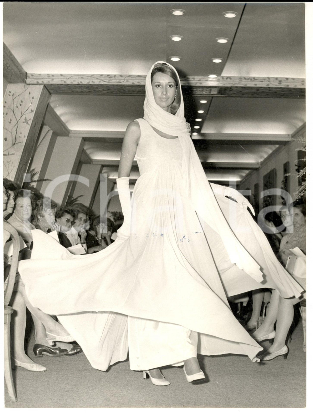 Fotografia d epoca originale 1969 PARIS MODA VINTAGE Modella indossa abito da sera bianco con stola 1