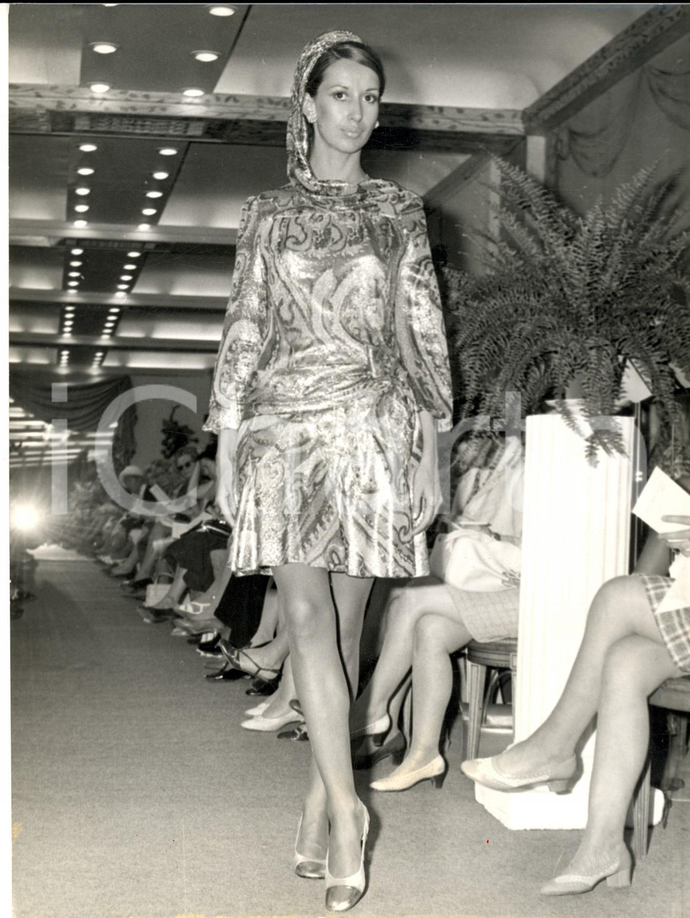 Fotografia d epoca originale 1969 PARIS MODA VINTAGE Modella indossa abito da sera fantasia con cappuccio 1