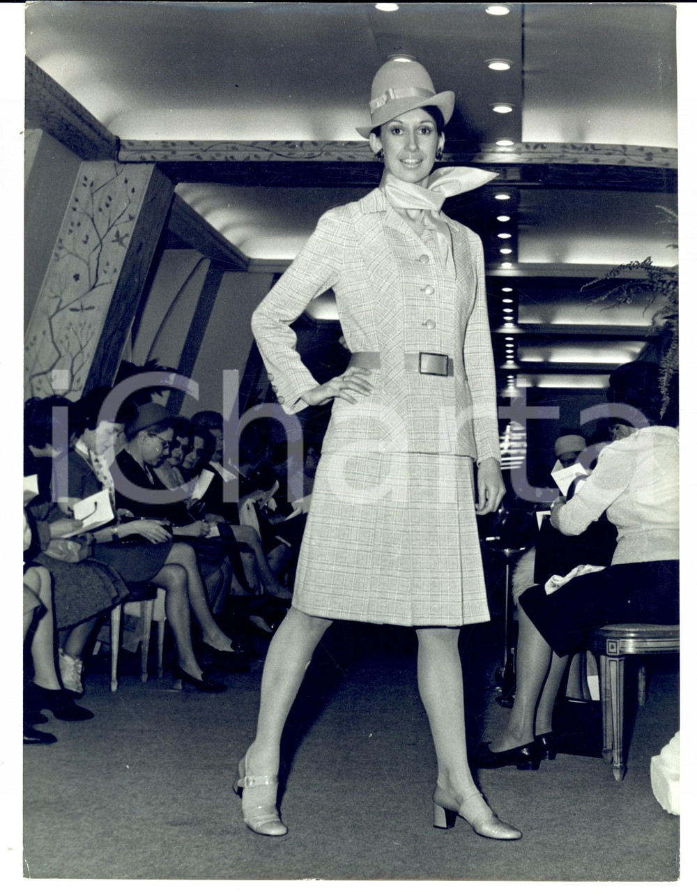Fotografia d epoca originale 1965 ca PARIS MODA VINTAGE Modella con completo a quadretti e foulard chiaro 1