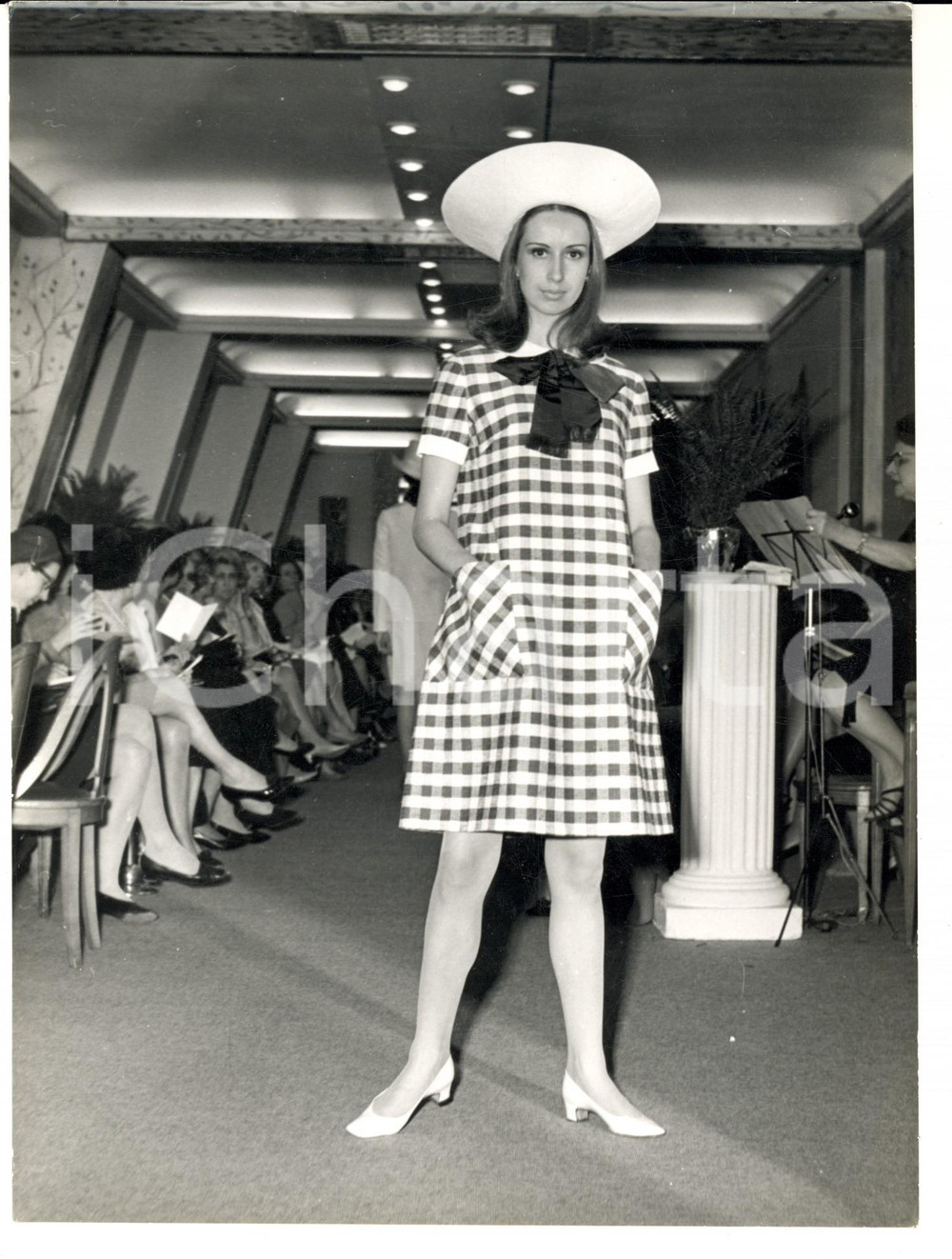 Fotografia d epoca originale 1967 PARIS MODA VINTAGE Modella indossa abito a quadretti con fiocco 1