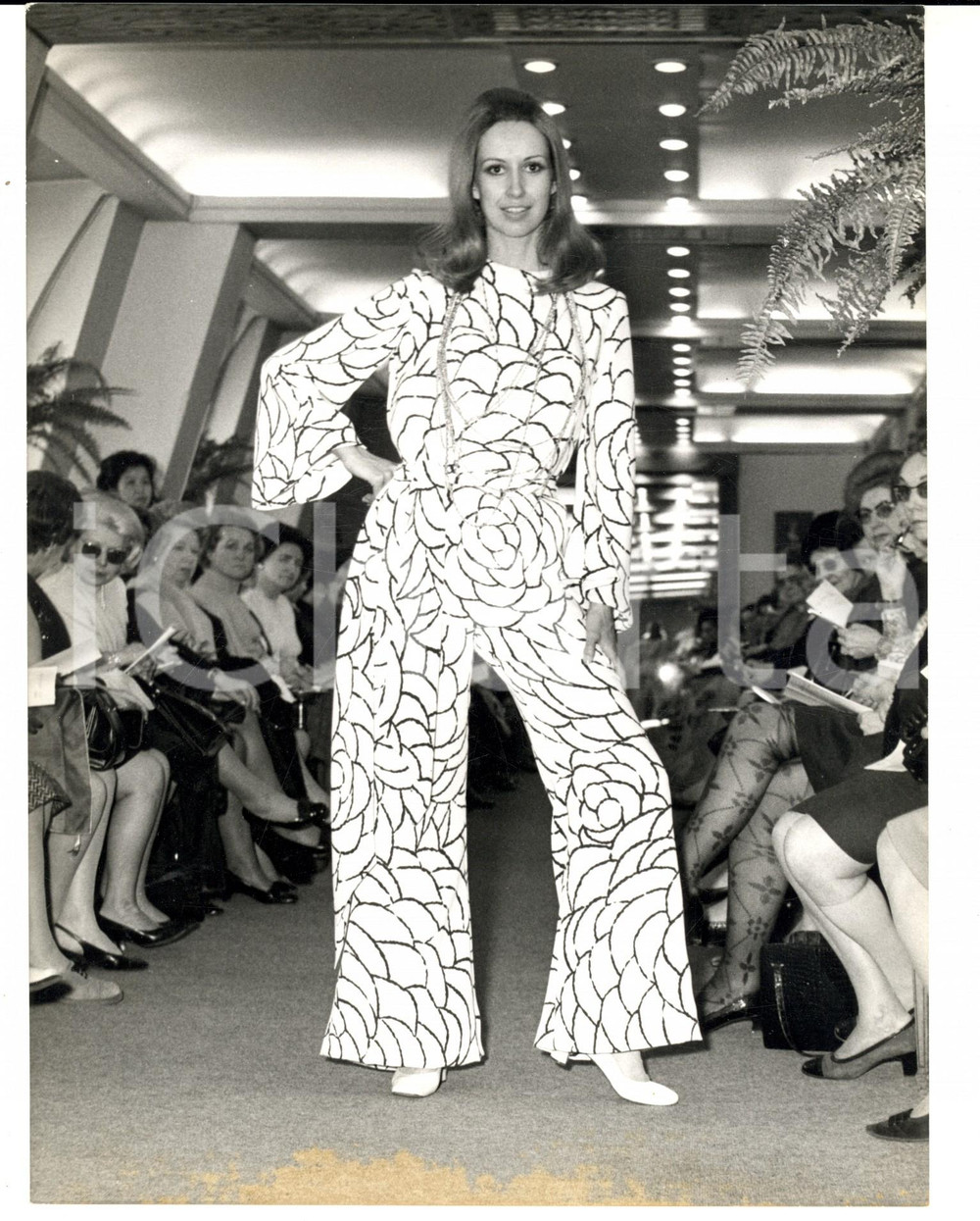 Fotografia d epoca originale 1965 ca PARIS MODA VINTAGE Modella sfila con con tuta fantasia Fotografia 1