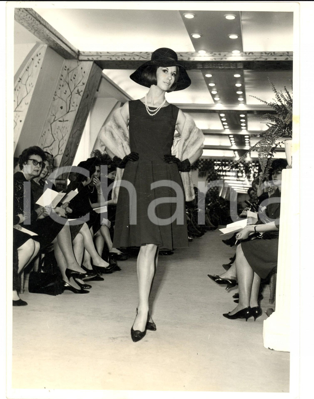 Fotografia d epoca originale 1966 PARIS MODA VINTAGE Modella indossa abito nero con giacchina in pelliccia 1