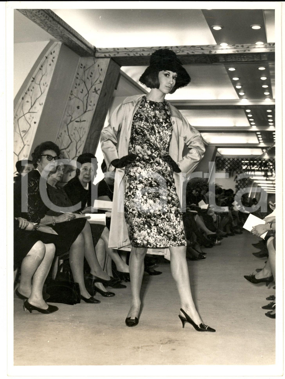 Fotografia d epoca originale 1966 PARIS MODA VINTAGE Modella indossa abito fantasia con trench chiaro 1