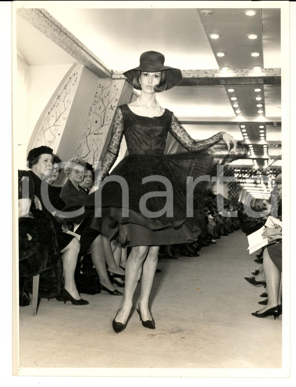 Fotografia d epoca originale 1965 PARIS MODA VINTAGE Modella sfila con abito da sera in pizzo nero Foto 1