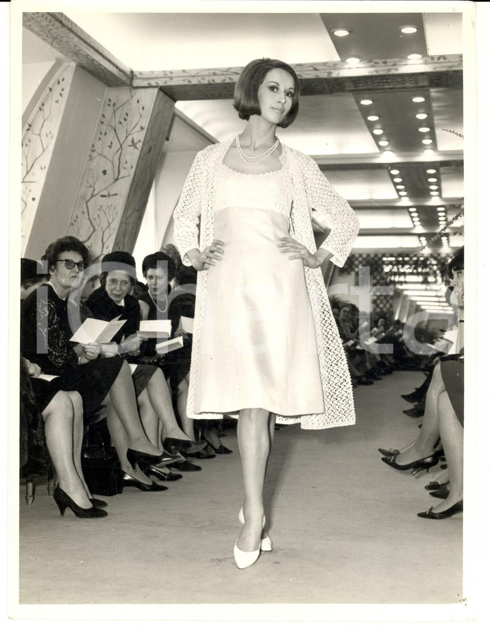 Fotografia d epoca originale 1965 ca PARIS MODA VINTAGE Modella indossa abito bianco con soprabito in pizzo 1