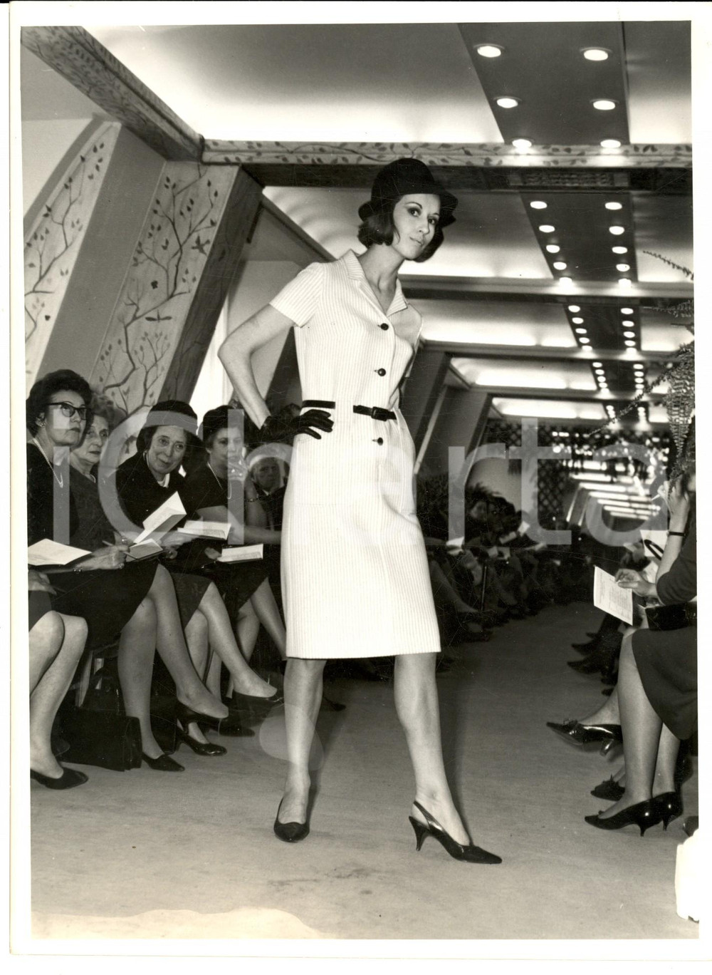 Fotografia d epoca originale 1965 PARIS MODA PRIMAVERA VINTAGE Modella sfila con abito rigato e guanti neri 1