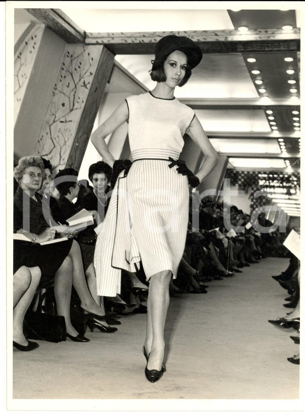 Fotografia d epoca originale 1965 PARIS MODA PRIMAVERA VINTAGE Modella sfila con abito e giacca a righe 1