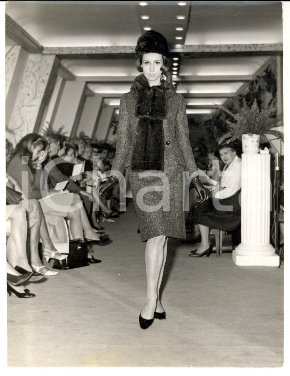 Fotografia d epoca originale 1965 PARIS MODA INVERNO VINTAGE Modella con tailleur e sciarpa in pelliccia 1