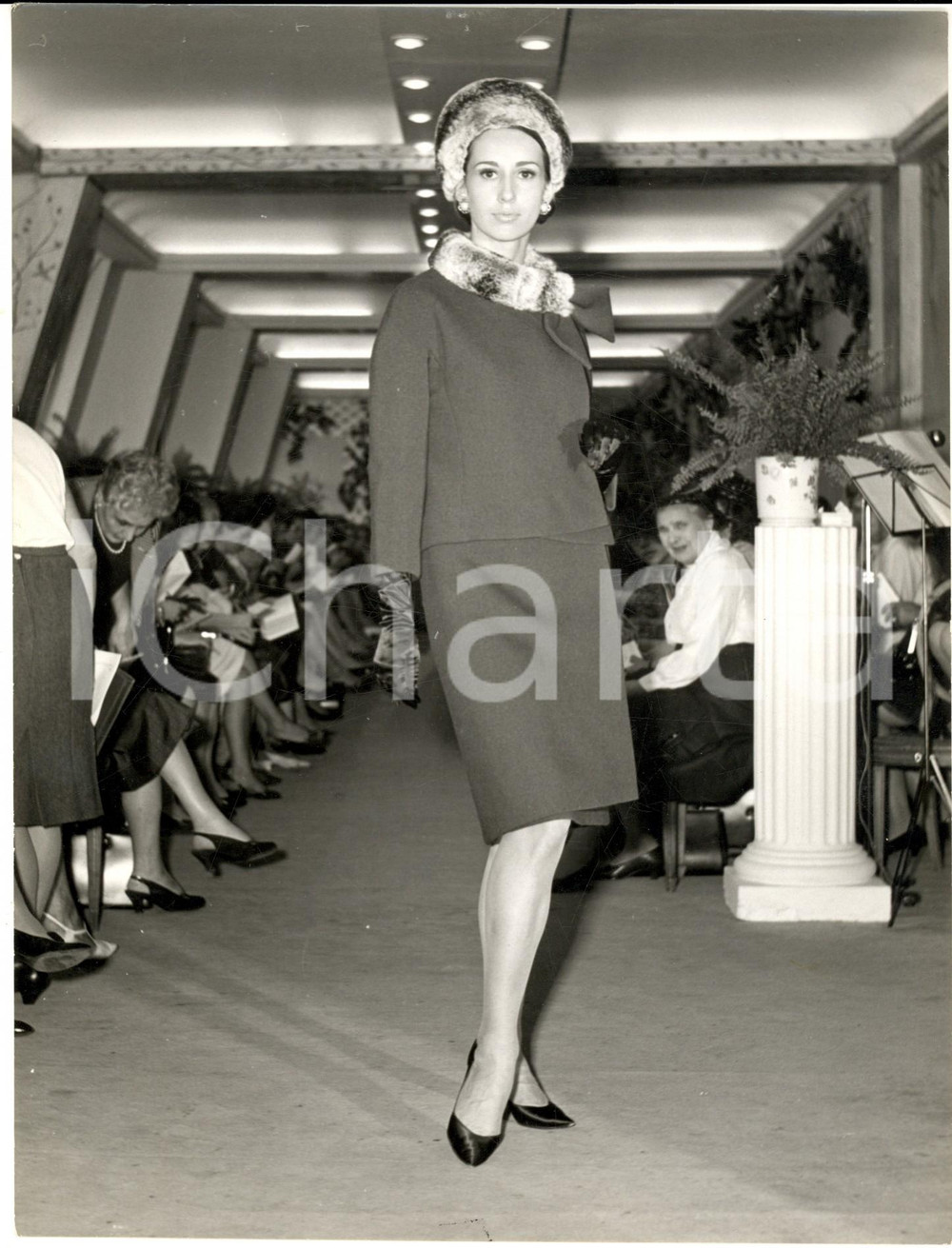 Fotografia d epoca originale 1965 PARIS MODA INVERNO VINTAGE Modella sfila con tailleur bordato in pelliccia 1