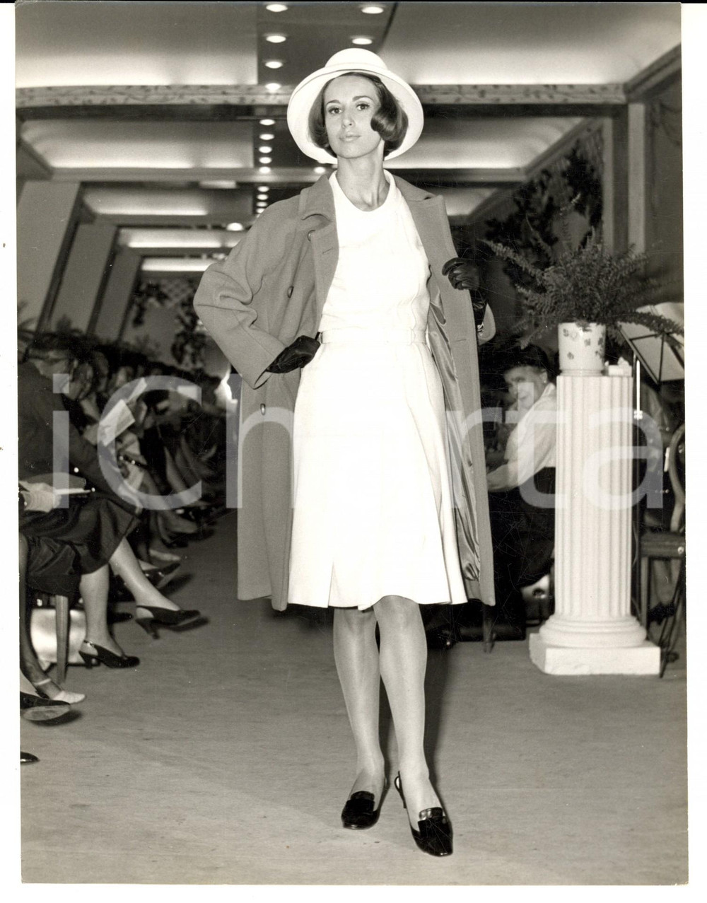 Fotografia d epoca originale 1965 PARIS MODA VINTAGE Modella sfila con abito bianco e cappotto cammello Foto 1