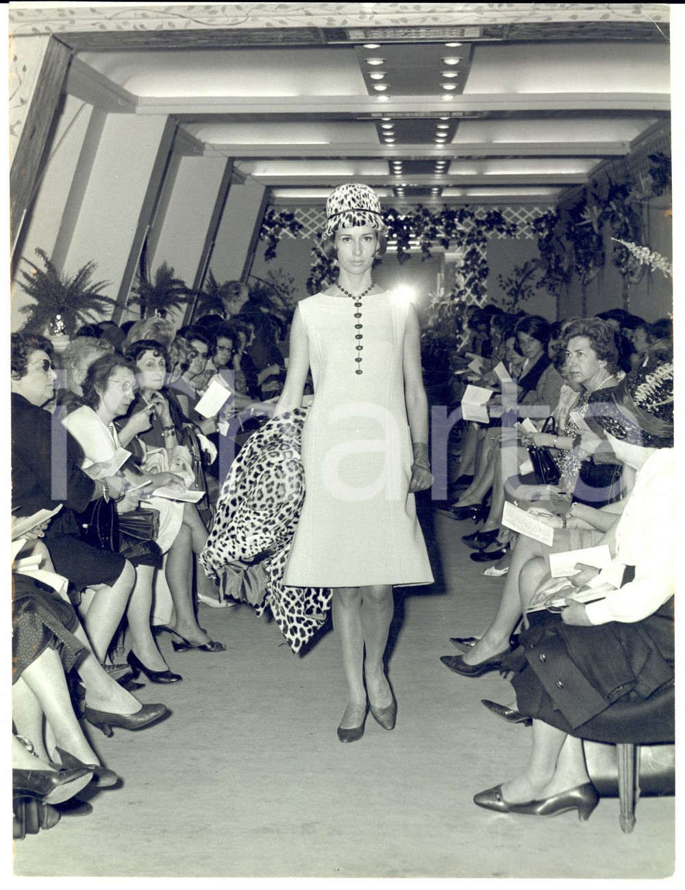 Fotografia d epoca originale 1965 PARIS MODA VINTAGE Modella sfila con abito crema e giacca leopardata 1