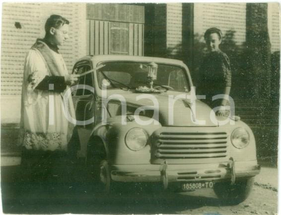 Fotografia d epoca originale 1950 ca PIANEZZA Sacerdote di SAN PANCRAZIO benedice FIAT 500 C TOPOLINO 7x5 cm 1