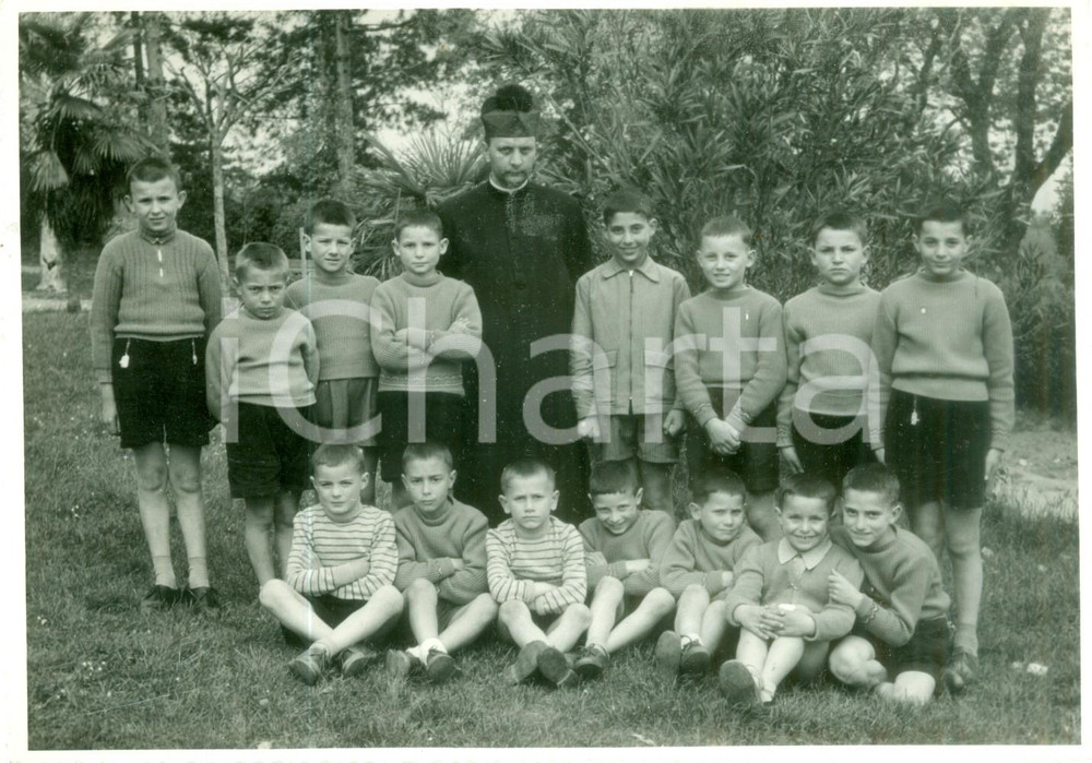 Fotografia d epoca originale 1954 CITTÃ€ DI CASTELLO PG Gruppo di orfanelli con il prete Fotografia 1