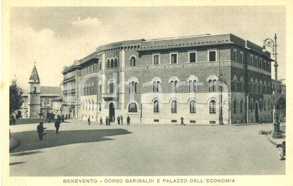 Cartolina originale da collezione 1930 ca BENEVENTO Corso GARIBALDI e Palazzo dell ECONOMIA ANIMATA FP NV 1