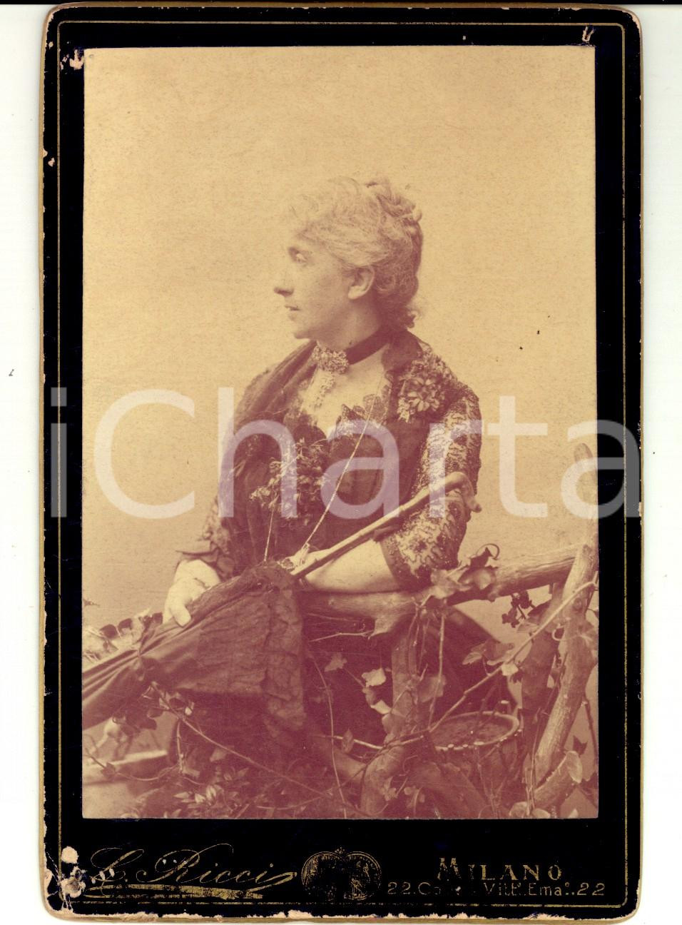 Fotografia d epoca originale 1900 ca MILANO Donna con abito dalle decorazioni floreali Foto LEONE RICCI 1