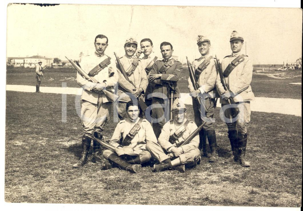 Fotografia d epoca originale 1916 WW1 VERONA Allievi ufficiali durante una pausa nelle esercitazioni Foto FP 1