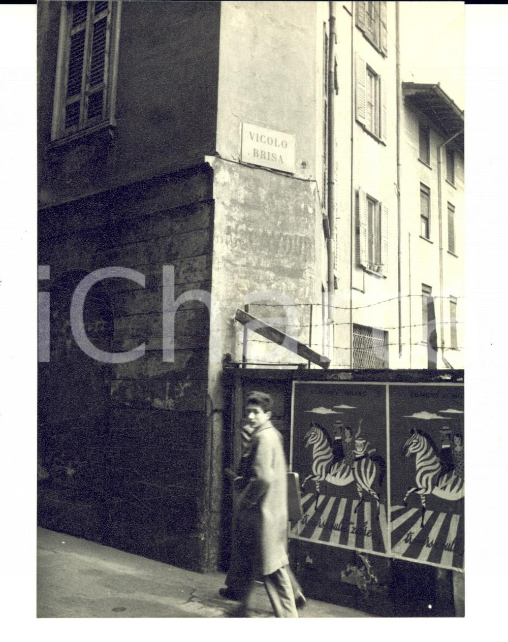 Fotografia d epoca originale 1956 MILANO Veduta del vicolo BRISA con pubblicitÃ  circense Foto ARTISTICA 1