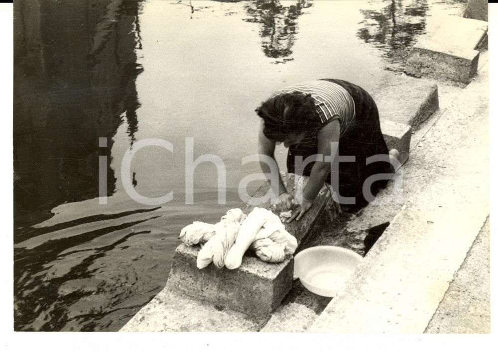 Fotografia d epoca originale 1956 MILANO GORLA Donna lava i panni lungo la MARTESANA Foto ARTISTICA 1
