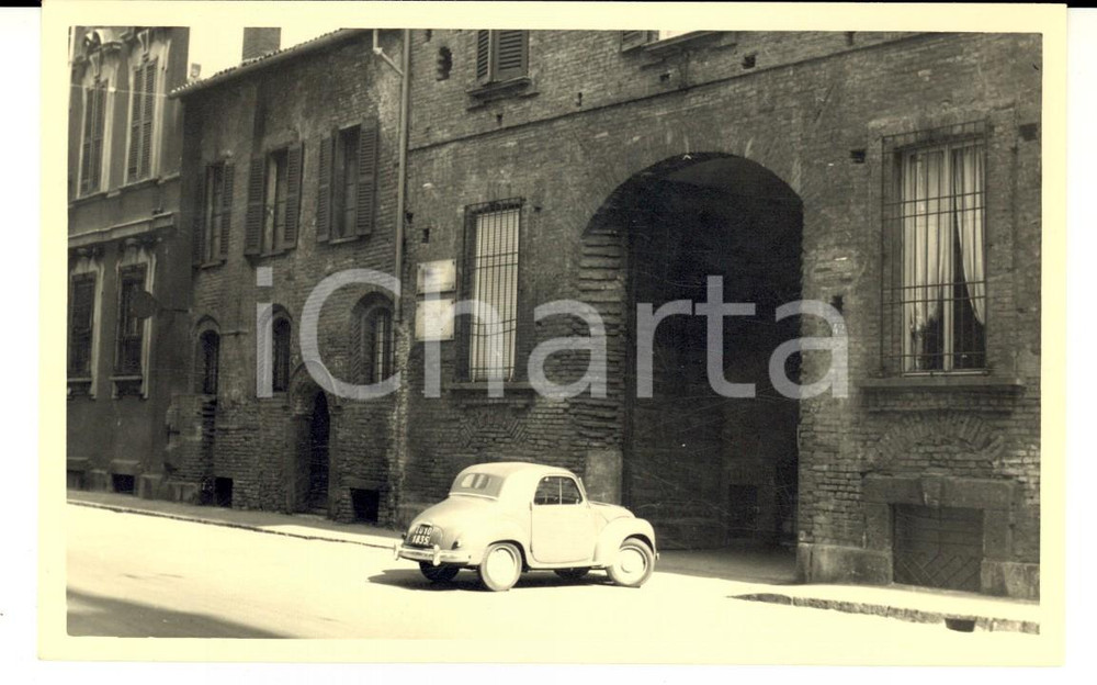 Fotografia d epoca originale 1955 ca MILANO FIAT 500 entra in un portone in via CERVA Foto ARTISTICA FP 1
