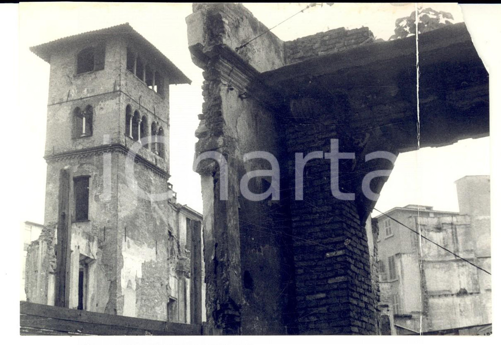 Fotografia d epoca originale 1956 MILANO via ANSPERTO Ruderi SANTA MARIA ALLA PORTA  Foto DANNEGGIATA 1